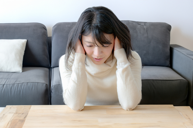 後頭部から首の付け根の痛みで悩む女性