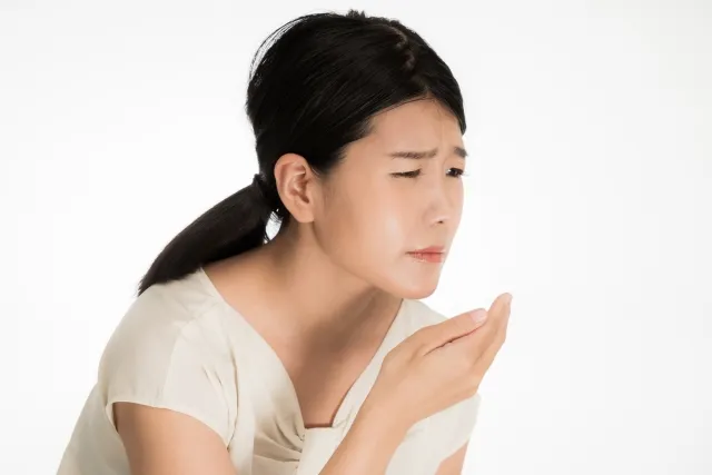 吐き気で悩む女性